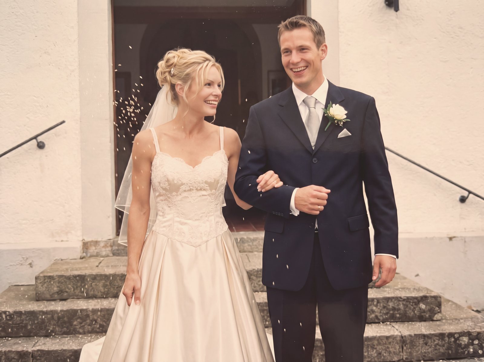 Hochzeitsfoto von Birgit und Thomas aus dem Jahr 2000 vor der Kirche